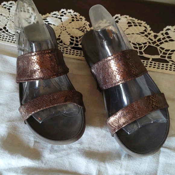BareTraps Shoes - Sz 7 Bare Traps Copper Two-strap Sandal